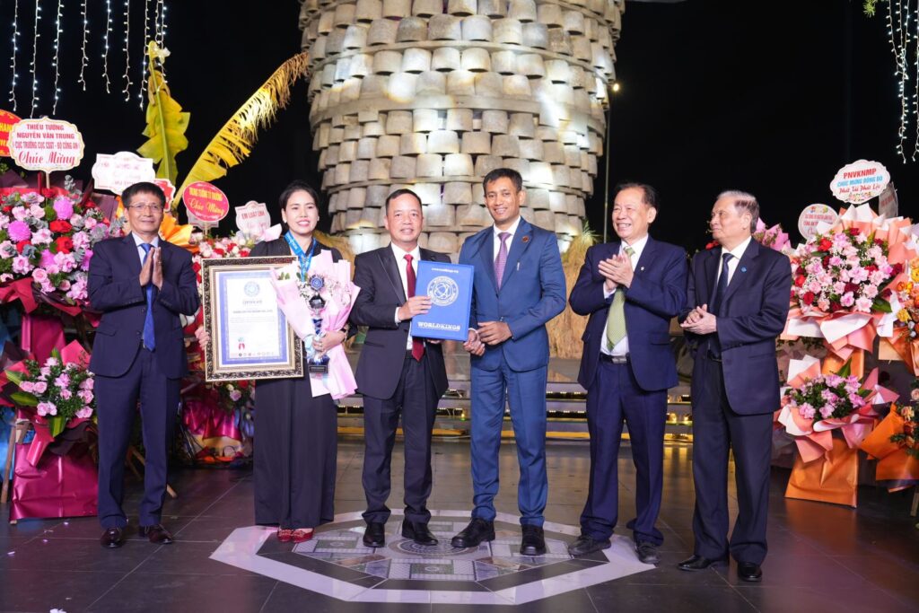 The leaders of the World Records Union and the leaders of the Vietnam Record Association - Vietnam Records Organization presented the World Record certificate to Mr. Tran Van Toan - Chairman of the Board of Directors of Dong Do Techcom Co., LTD.