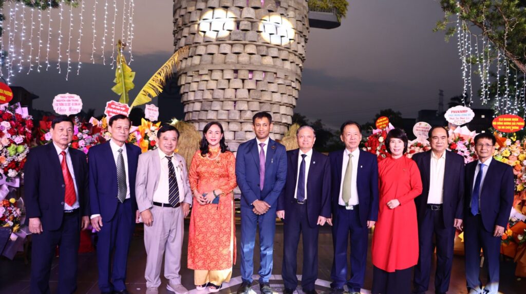 The leaders of the World Records Union and the leaders of the Vietnam Record Association - Vietnam Records Organization participated in the event. 