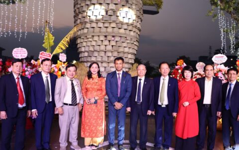 The leaders of the World Records Union and the leaders of the Vietnam Record Association - Vietnam Records Organization participated in the event.