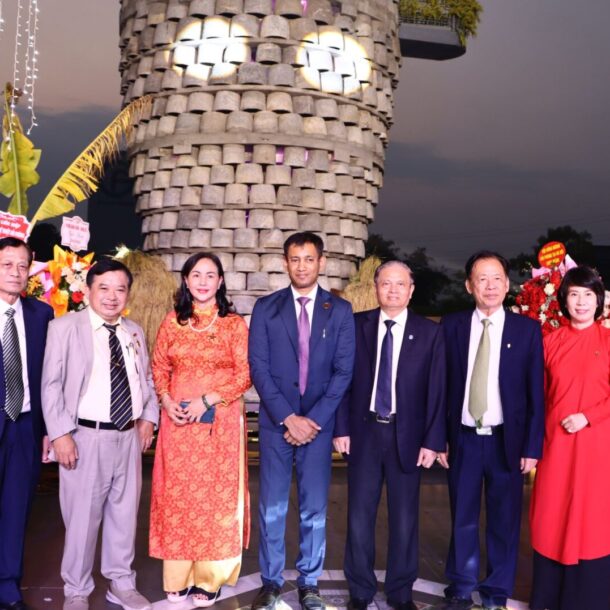 The leaders of the World Records Union and the leaders of the Vietnam Record Association - Vietnam Records Organization participated in the event.
