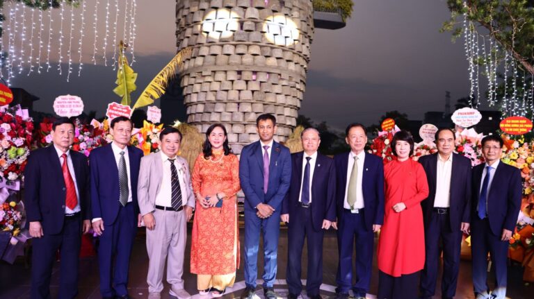 The leaders of the World Records Union and the leaders of the Vietnam Record Association - Vietnam Records Organization participated in the event.