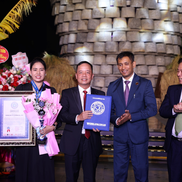 Ông Trần Văn Toản, chủ nhân công trình Tháp Thần Nông đón nhận chứng nhận Kỷ lục thế giới từ WorldKings.