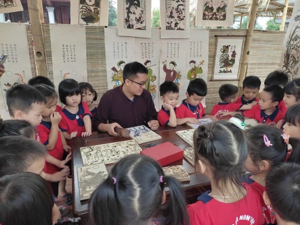 Nghệ nhân trình diễn nghề làm tranh dân gian Đông Hồ